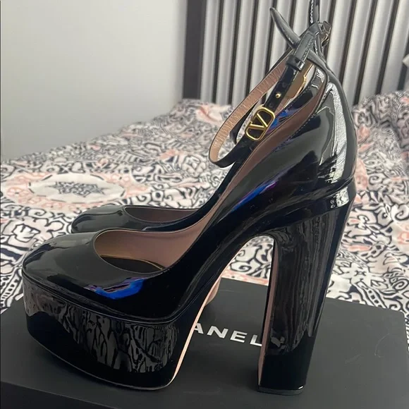 Valentino Garavani Black Patent Platform Heels - Picture 4 of 8